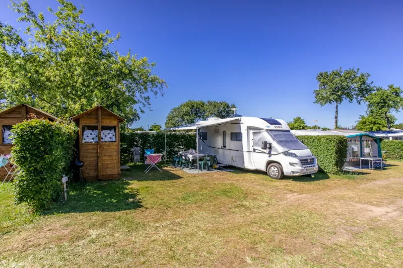 Forfait Premium Freecamp Équipé D'un Sanitaire Privé (2 Personnes / Elec10a)