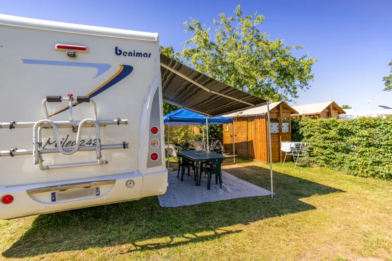 Forfait Premium Freecamp Équipé D'un Sanitaire Privé (2 Personnes / Elec10a)
