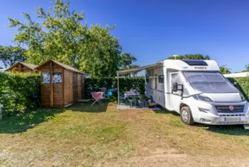 Stellplatz - Stellplatz Premium Freecamp Mit Sanitäranlagen - Flower Camping Domaine de Pendruc