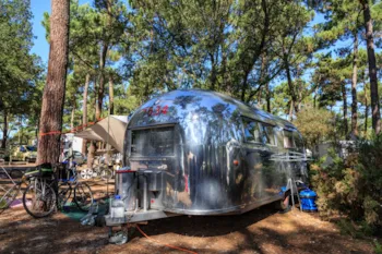 Stellplatz - Pauschale Wohnwagen + Strom - Airotel Camping de La Côte d'Argent