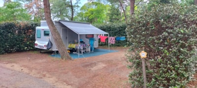 Confort Pitch + 100 m²,electricity included-Vehicle max. 7.50 metres — 2