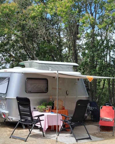 Confort Pitch + 100 m²,electricity included-Vehicle max. 7.50 metres — 8
