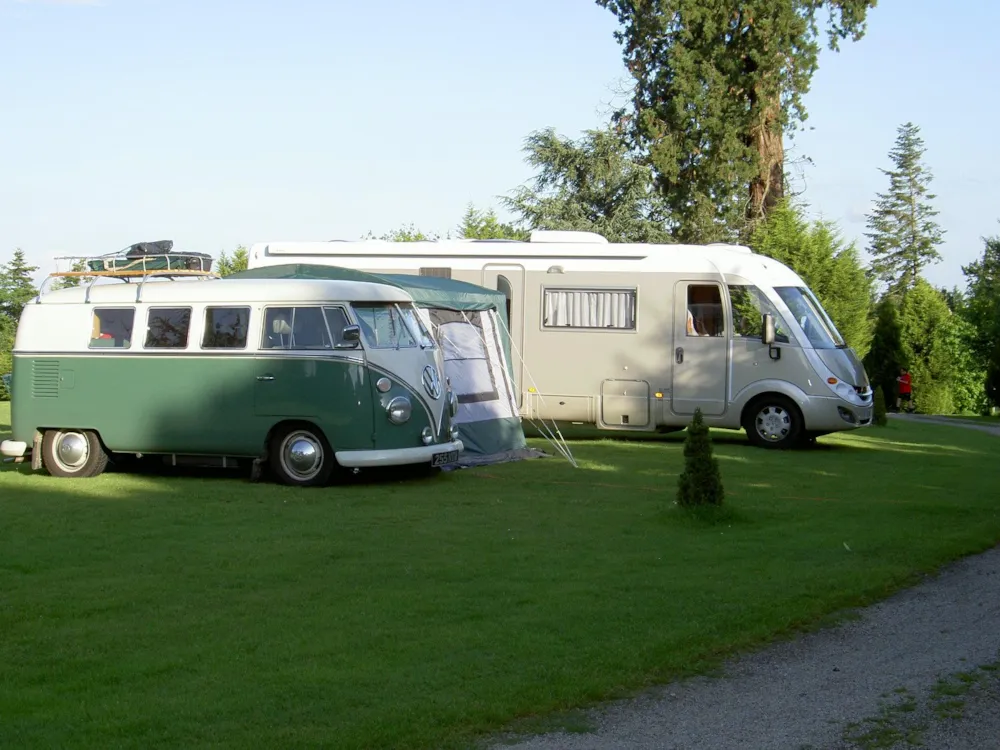 Camping Château de Leychoisier - image n°1 - Camping2Be