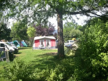 Stellplatz - Pauschale Stellplatz Wohnwagen Oder Zelt + Elektrizität 10 A + Fahrzeug - Camping La Chapelle Saint Claude
