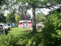 Pitch - Package Pitch Caravan Or Tent + Electricity 10 A + Vehicle - Camping La Chapelle Saint Claude