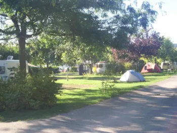 Stellplatz - Pauschale Stellplatz Zelt + Elektrizität 10 A + Fahrzeug - Camping La Chapelle Saint Claude