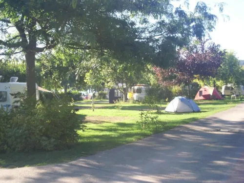Pitch - Package Pitch Tent + Electricity 10 A + Vehicle - image n°1 - Camping La Chapelle Saint Claude