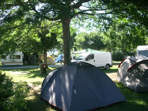 Pitch - Package Pitch Tent + Electricity 10 A + Vehicle - image n°2 - Camping La Chapelle Saint Claude