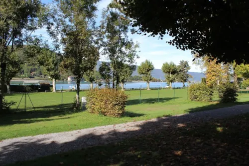 Pitch - Package Pitch Tent + Electricity 10 A + Vehicle - image n°3 - Camping La Chapelle Saint Claude