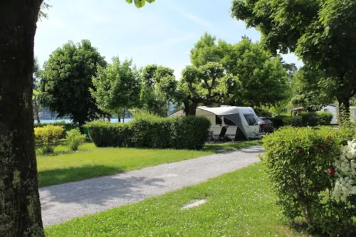 Emplacement - Forfait Emplacement Caravane Ou Van Ou Tente + 1 Véhicule + Électricité 10 A - image n°3 - Camping La Chapelle Saint Claude