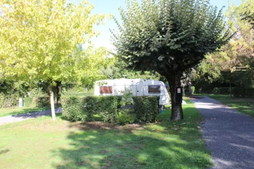 Emplacement - Forfait Emplacement Caravane Ou Van Ou Tente + 1 Véhicule + Électricité 10 A - image n°4 - Camping La Chapelle Saint Claude