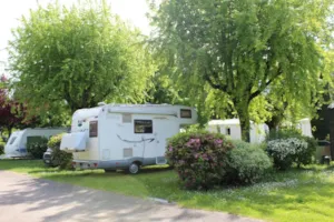 Emplacement - Forfait emplacement camping car ou van ou (tente ou caravane + 1 véhicule) + électricité 10A - Camping La Chapelle Saint Claude