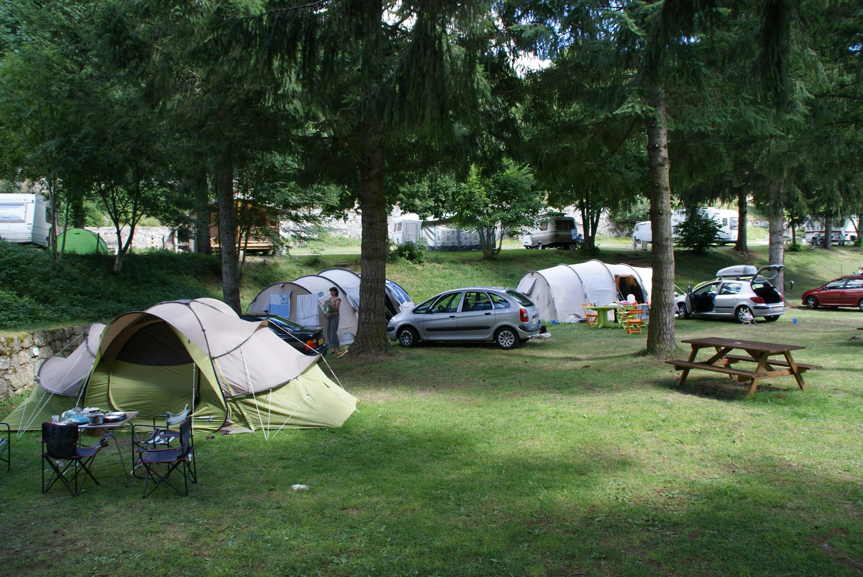 Emplacement + voiture + tente / caravane / camping-car