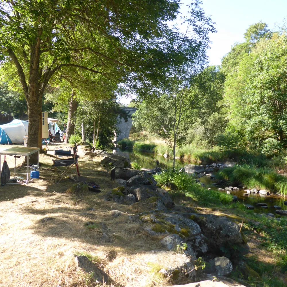 Emplacement - Forfait Bord De Rivière : Emplacement + 1 Voiture + 1 Tente/Caravane/Camping-Car (29 Au 35 Et N°20) - Camping du Pont de Braye