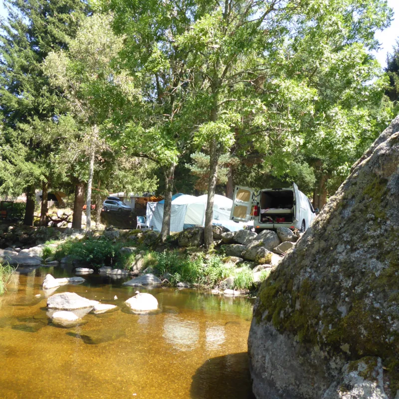 Forfait Bord De Rivière : Emplacement + 1 Voiture + 1 Tente/Caravane/Camping-Car (29 Au 35 Et N°20)