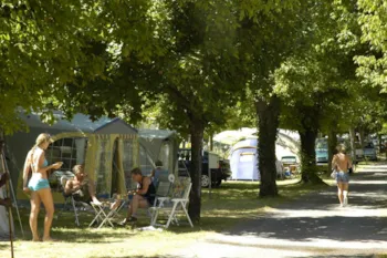 Stellplatz - Stellplatz Confort Mit Strom - Flower Camping Le Val de l'Arre