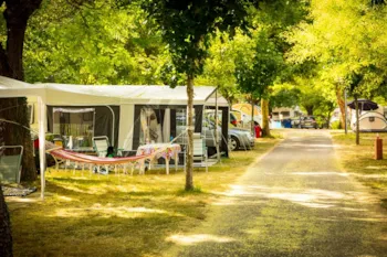 Stellplatz - Stellplatz Confort Mit Strom - Flower Camping Le Val de l'Arre