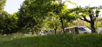Stellplatz - Stellplatz Nature Ohne Strom - Flower Camping Le Val de l'Arre