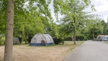 Stellplatz - Forfait Confort (2 Pers., 1 Fahrzeug, Mit Strom) - Camping Seasonova du Chêne
