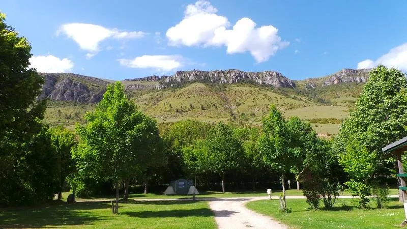 Emplacement - Emplacement Confort Elec 10Amp +Vehicule - Camping La Cascade