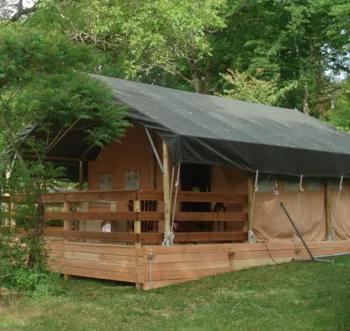 Mietunterkunft - Zelt Safari 21M² / 2 Zimmer - Überdachte Terrasse (Ohne Sanitäranlagen) - Camping Les Tailladis