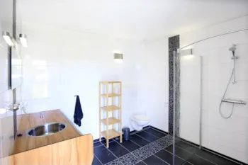 Stellplatz - Stellplatz Super Komfort Mit Strom 6A, Wasser, Tv, Abwasseranschluss Und Privat Sanitär - Camping de Paal