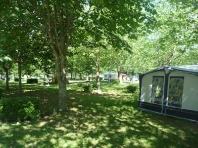 Nature package 80m² : 1 tent, caravan or camper / 1 car,