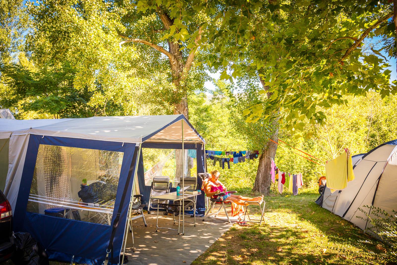 Emplacement - Forfait Confort : Tente, Caravane Ou Camping-Car / 1 Voiture, Électricité 10A - Camping Le Pont du Tarn