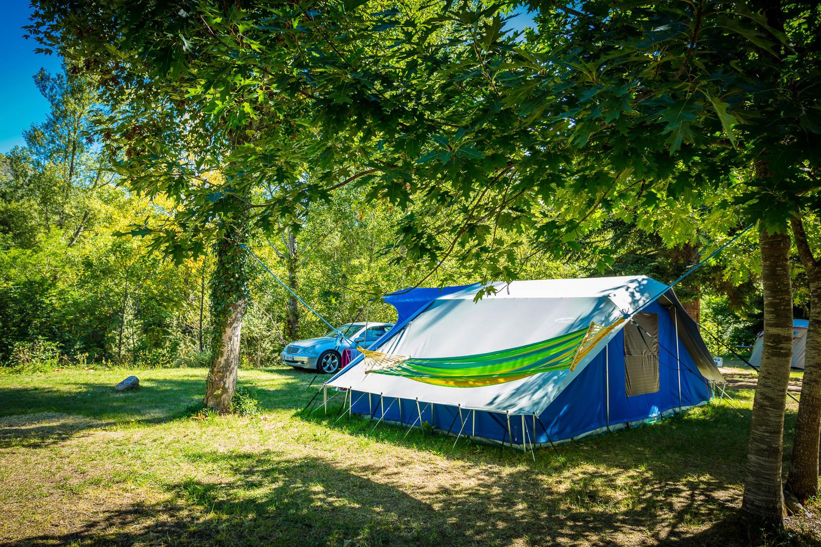 Stellplatz - Ready To Camp-Paket: Zelt Ausgestattet Für Bis Zu 5 Personen, Mit Strom - Camping Le Pont du Tarn