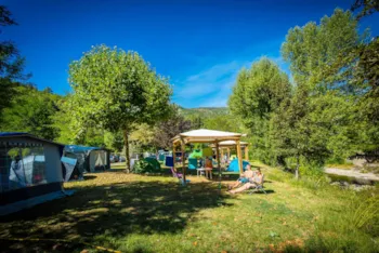 Stellplatz - Stellplatz Privilège 125M² Am Fluss  / Pergola - Flower Camping Le Pont du Tarn