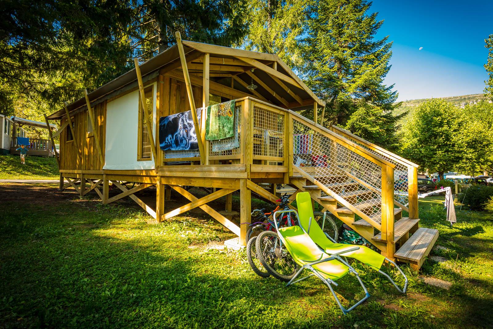 Location - Cabane Lodge Premium Sur Pilotis 32 M² (Avec Sanitaires), 2 Chambres, Terrasse + Tv - Camping Le Pont du Tarn