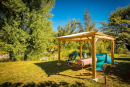 Kampeerplaats(en) - Grand Confort Pakket 100/115M² : Tent, Caravan Of Camper, Elektriciteit - Pergola - Flower Camping Le Pont du Tarn