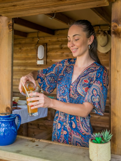 Package Freecamp Guinguette : private bathroom, kitchenette, covered terrace with dining area