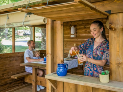 Package Freecamp Guinguette : private bathroom, kitchenette, covered terrace with dining area