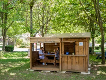 Stellplatz - Pauschale Freecamp Guinguette : Private Sanitäranlagen, Kochnische, Überdachte Terrasse Essbereich - Flower Camping Le Pont du Tarn