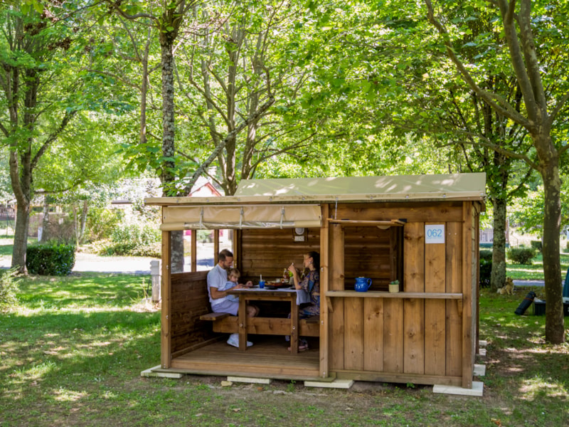 Pakket Freecamp Guinguette : eigen badkamer, kitchenette, overdekt terras met eethoek