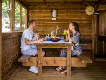 Stellplatz - Pauschale Freecamp Guinguette : Private Sanitäranlagen, Kochnische, Überdachte Terrasse Essbereich - Flower Camping Le Pont du Tarn
