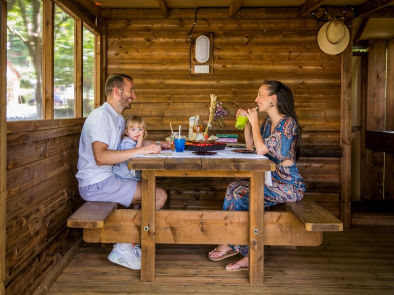 Pauschale Freecamp Guinguette : private Sanitäranlagen, Kochnische, überdachte Terrasse Essbereich