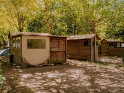 Package Freecamp Guinguette : private bathroom, kitchenette, covered terrace with dining area