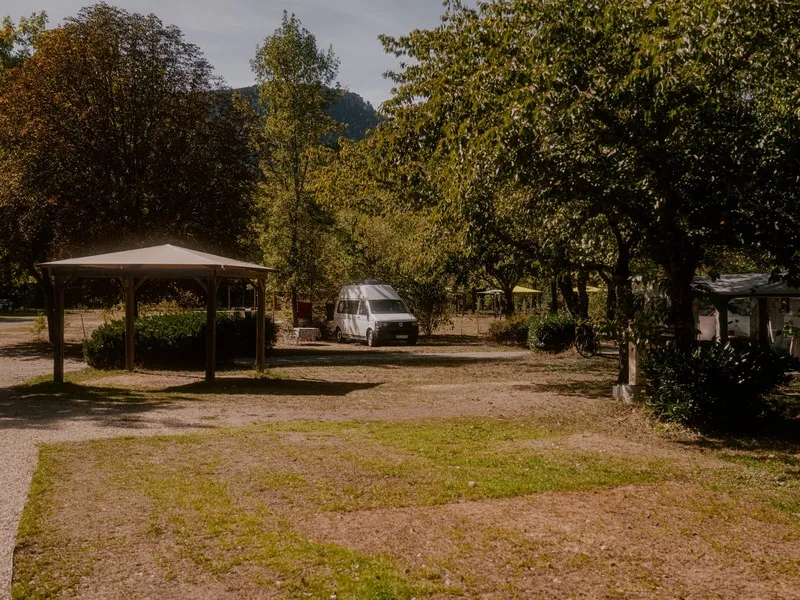 Emplacement - Forfait Grand Confort 100/115M² : Tente, Caravane Ou Camping-Car,  Électricité - Pergola - Flower Camping Le Pont du Tarn