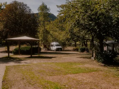 Parcela Confort 100/115M² (Tienda, Caravana, Autocaravana / 1 Coche / Electricidad / Pergola
