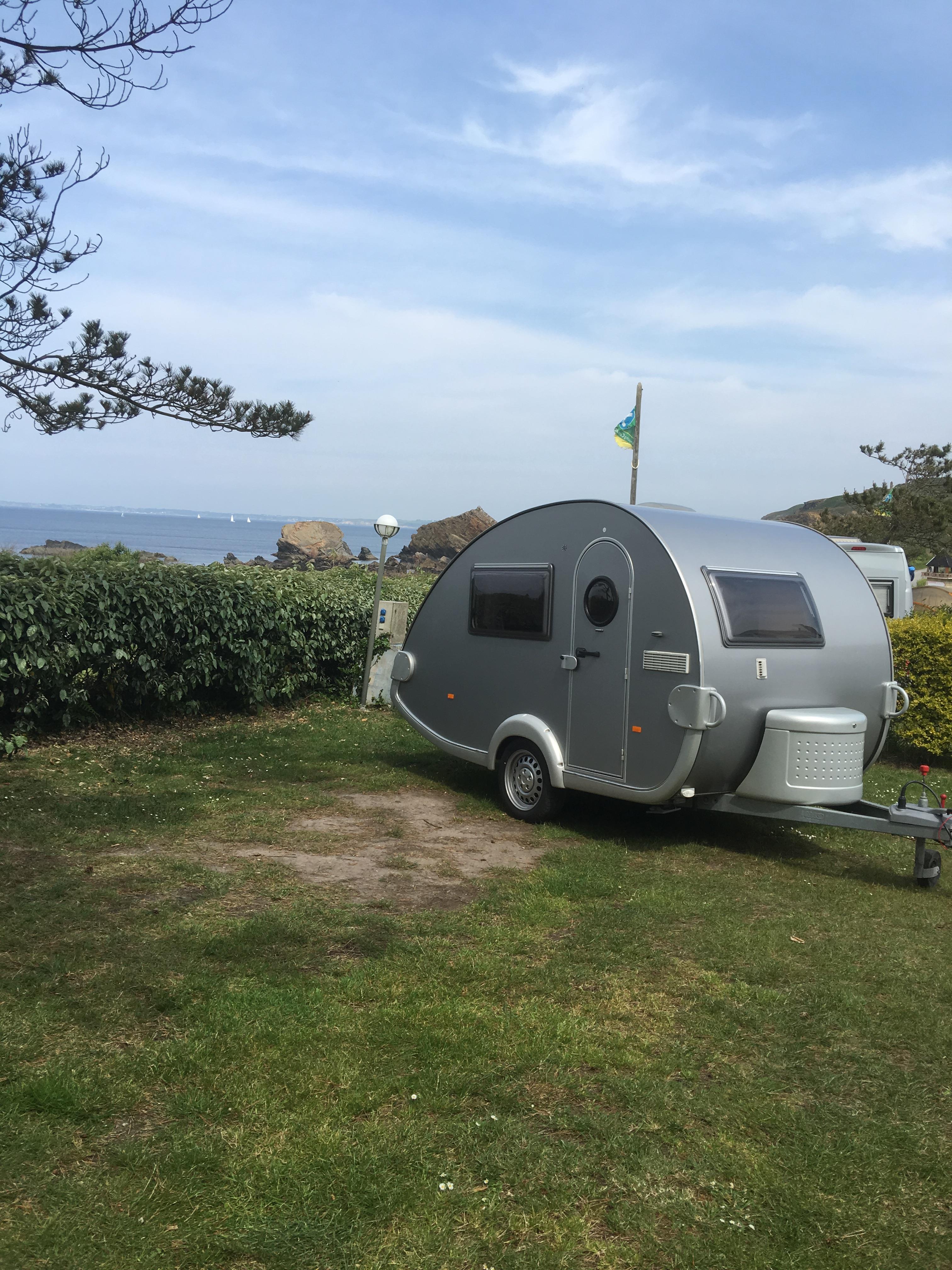 Emplacement tente ou caravane + 1 véhicule ou camping car + 2 personnes (Electricité + 4 € / nuit)