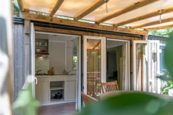 Mietunterkunft - Confort Mobilheim 1 Zimmer Vanilla (2016) 22M² + Halbüberdachte Terrasse - Camping Les Cyprès
