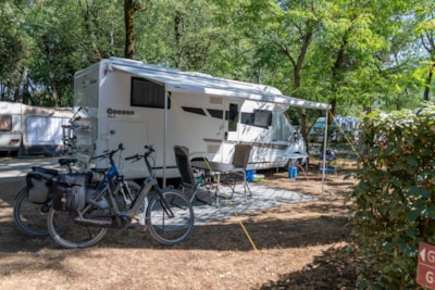 Pitch Camping : Pitch + vehicule + electricity