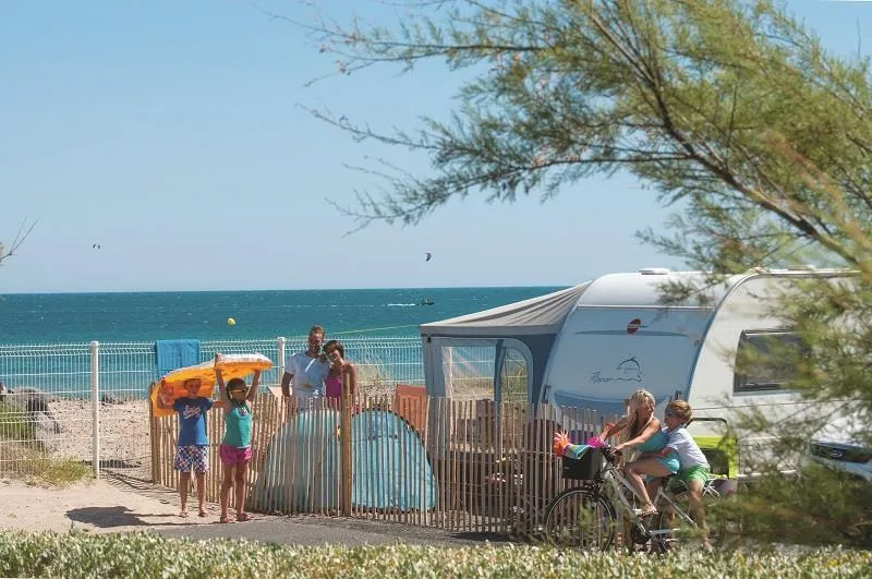 Pitch - Camping Pitch First Row With Sea View - Caravan Or Camping-Car + Electricity - Les Méditerranées - Camping Beach Garden