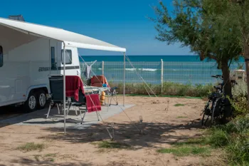 Stellplatz - Stellplatz Grand Confort 1St Reihe Direkt Am Meer - Les Méditerranées - Camping Beach Garden