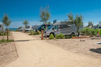 Stellplatz - Stellplatz Grand Confort - Les Méditerranées - Camping Beach Garden