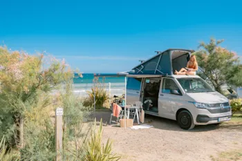 Stellplatz - Stellplatz Grand Confort 1St Reihe Direkt Am Meer - Les Méditerranées - Camping Beach Garden