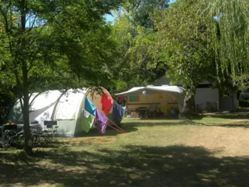 Stellplatz - Stellplatz : Auto + Zelt Oder Wohnwagen + Strom - Camping Les CERISIERS - Hôtel le Vallon