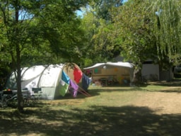 Kampeerplaats(en) - Standplaats : Auto + Tent Of Caravan + Elektriciteit - Camping Les CERISIERS - Hôtel le Vallon